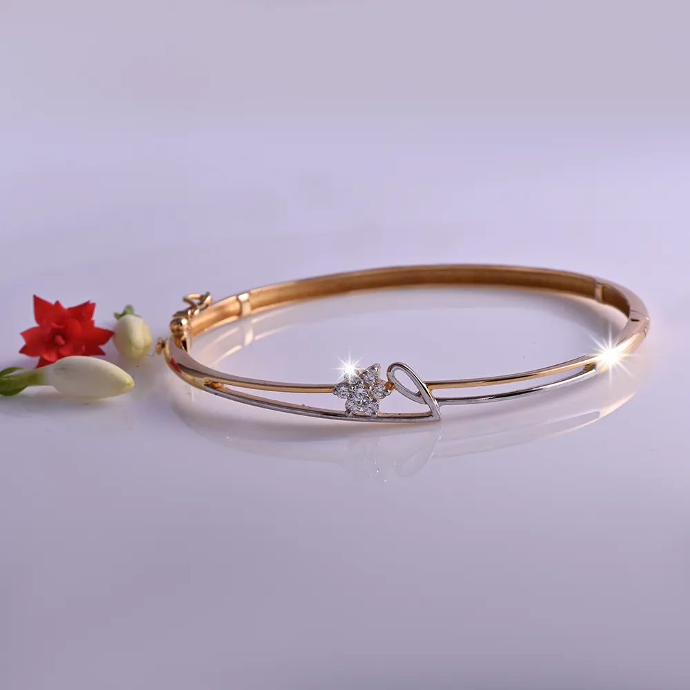 18k Gold Bracelet With Diamond In The Shape Of Flower