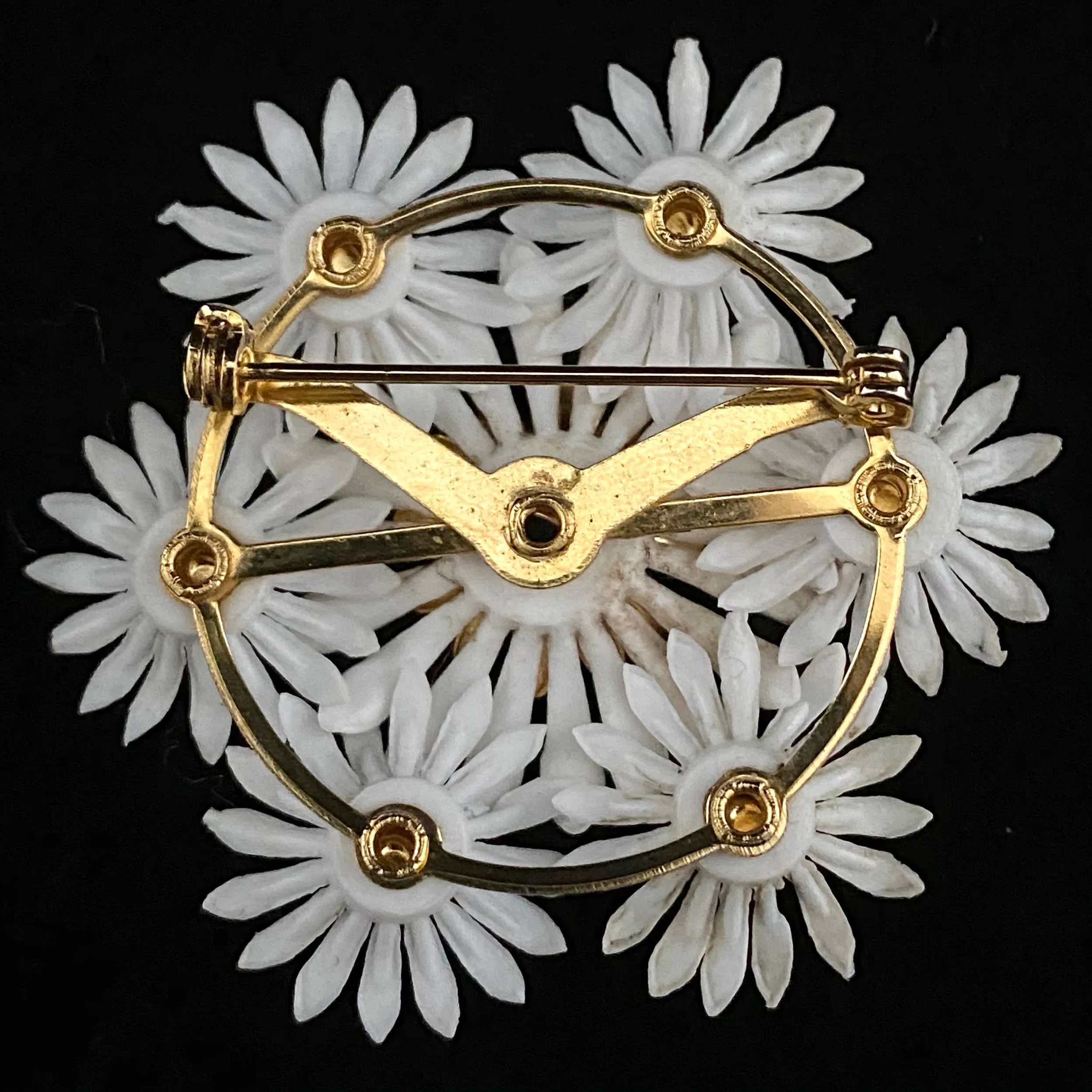 1960s White Daisy Flower Brooch