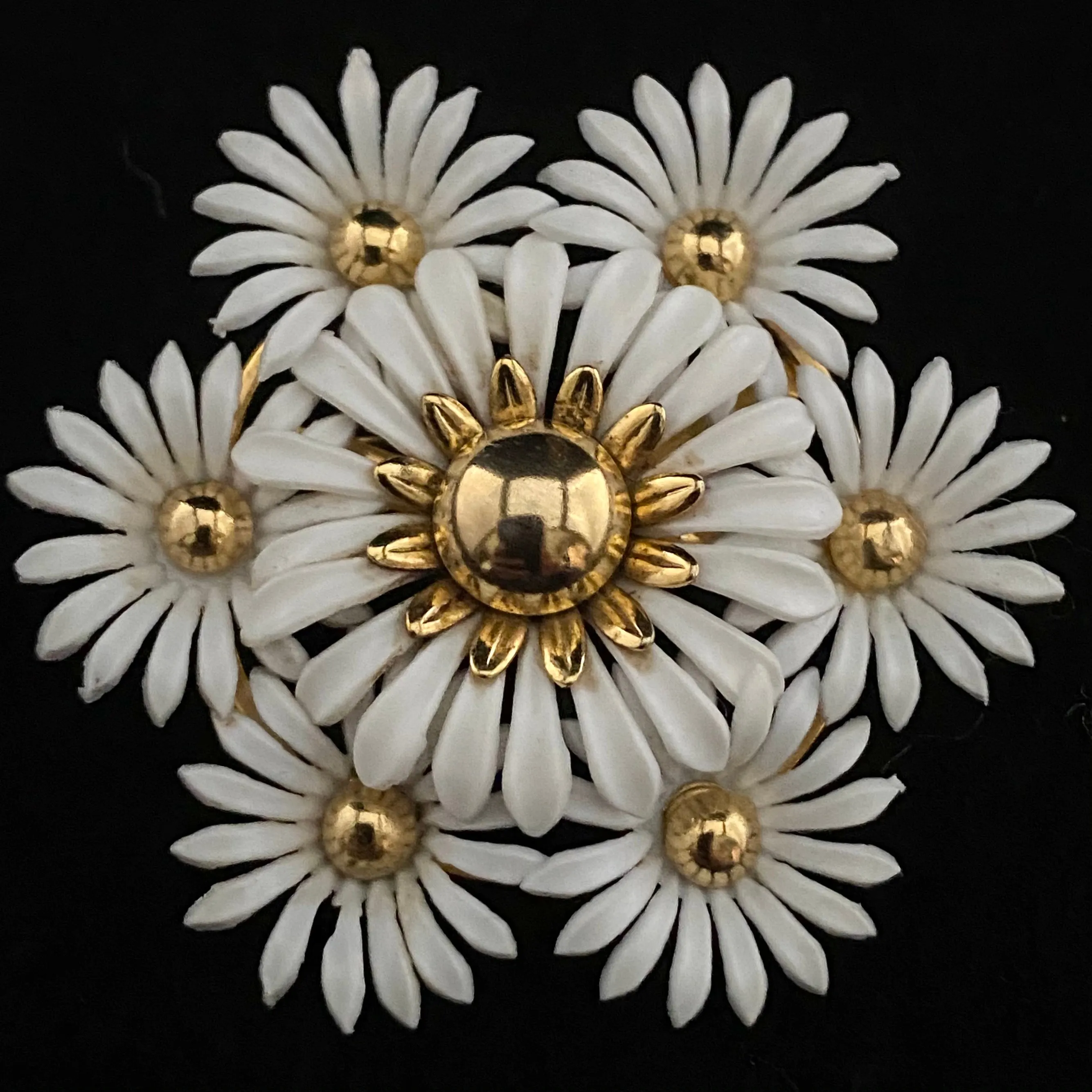 1960s White Daisy Flower Brooch